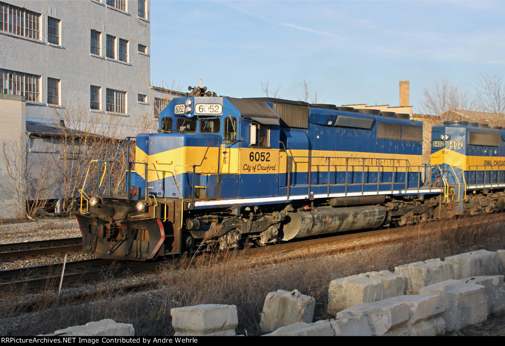 DME 6052 "City of Crawford" leads an all blue & yellow lashup on 277